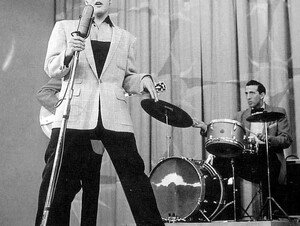 Elvis  1956 Live Hound Dog